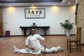 180度横叉很难，坚持侧压腿，拉筋开胯，提高身体柔韧性就行了