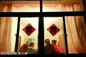 纪录片《过年》:渔民一家船上过年，吃海鲜大餐，家才是温暖港湾视频封面