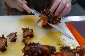 俗称“海菠萝”，大妈一刀切开，只要黄肉不要壳，蘸酱吃真香！视频封面