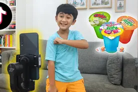 小男孩在家里太无聊了，竟然用手机玩起了不同的游戏~