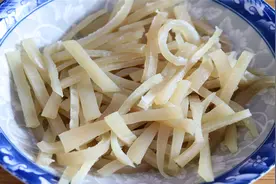 猪皮不要只会熬皮冻，川菜师傅教你更简单的做法，开胃下饭特好吃