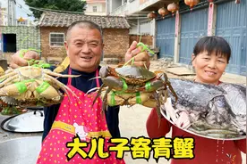 大儿子寄来价值1800的青蟹，阿胖山做肉蟹煲满满一大锅，吃过瘾视频封面