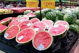 水果摊为啥喜欢把西瓜切开卖？背后“猫腻”可真多，看完叮嘱家人视频封面