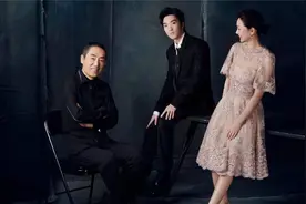 张艺谋娇妻为子庆生，20岁大儿子颜值不输小鲜肉，高中起就当导演视频封面