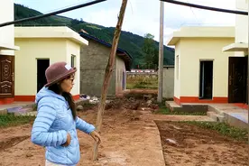 这种扶贫安置房有75平米，三口之家就可以住，感觉像别墅嘛！视频封面