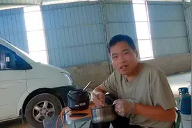 结伴自驾游，吃过药病好了真开心，小伙一个人高兴的跳起舞来视频封面