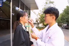 男生制十几种润唇膏送女友视频封面