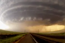 宛如末日降临，实拍超级单体雷暴形成过程