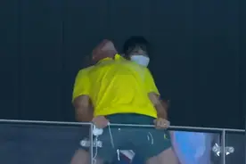 澳大利亚选手夺冠后教练太激动 疯狂庆祝动作看懵身后女工作人员视频封面
