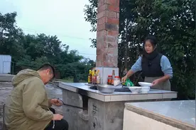 朋友生二胎邀请吃满月酒，燕子不想去，大家说该不该去