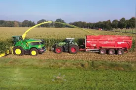 约翰迪尔9800i和克拉斯950青贮机PK，大型青贮收割作业现场