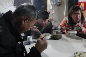 大年三十吃饺子,中国的传统家宴,全家在一起才有过年的味道视频封面