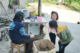 四川农村：小周家“鹅儿”生的啥病？妈妈用大蒜水治疗，管用吗?视频封面