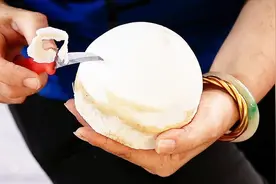 大叔街头卖水果小吃，10元一份一天2000，顾客：削皮过程巨好玩视频封面