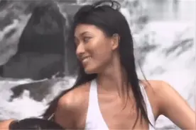 20年前林志玲瀑布下拍写真，皮肤黝黑，网友：这才是真黑泽志玲！视频封面
