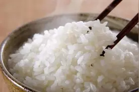 蒸大米饭，有人放盐，有人放油，大厨：这样做，米饭又香又软