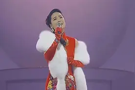40岁的邓丽君在香港最后一次演唱《我只在乎你》，永恒的经典视频封面