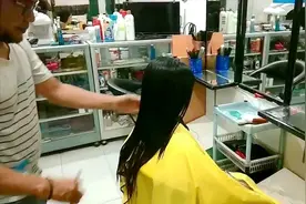长发妹子剪款很有层次的长碎发，美到自己都笑了视频封面