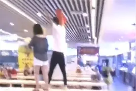 广州一商场商户求退押金当众维权，不惜跳上饭桌大吵大闹视频封面