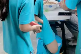 青春的味道！高中女生给暗恋男生送西瓜，满屏的青涩都要溢出来了视频封面