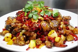 大厨教你爆炒辣子鸡的正确做法，香辣过瘾又解馋，吃一口满嘴香！视频封面