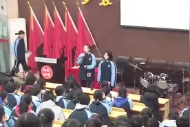 学校女同学翻唱《不为谁而作的歌》，迅速爆红，穿校服的都是大神视频封面