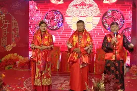 青海婚礼习俗中重要的一项就是阿舅给新郎新娘搭红