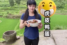 家里土鸭蛋太多，突发奇想尝试做香辣五香虎皮鸭蛋，结果蛋碎了