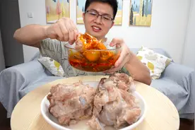 几根大骨头慢炖两小时，蘸上秘制调料，肉汤再煮个酸辣粉，爽！视频封面