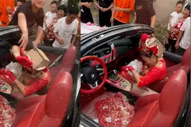 新娘结婚宾客向她撒麸子，纸盒一把扣头上，随后一幕网友怒火冲天视频封面