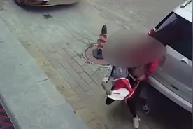 黑龙江一家长接孩子放学路上被一车撞飞，双双卷入车底视频封面