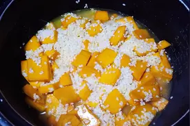 这才是南瓜饭最香的做法，成都打拼小伙，简单一焖，连吃3大腕！