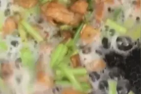 炒猪肉为何冒“白泡”，难道是泡药水了？跟着记者来看看！