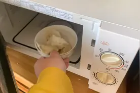 微波炉热饭，多亏网友提醒，原来还有这个我以前不知道的小技巧