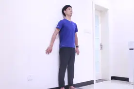 30岁后多做靠墙站，每天10分钟，瘦肚子瘦腿，改善驼背提气质视频封面