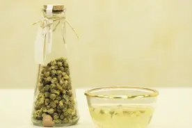 这一常见植物泡水喝有清热解毒之效 主治头痛眩晕、目赤肿痛等症视频封面