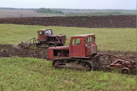 苏联时期制造的T4链轨拖拉机，带你穿越回上世纪看农场日常视频封面