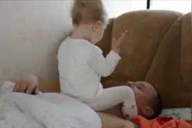 爸爸赖床不起，霸气的小宝宝骑在爸爸身上，连比划带说的讲道理视频封面