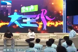 孩子出生才15天母亲就离开，男子抱着孩子上台，心疼不已视频封面