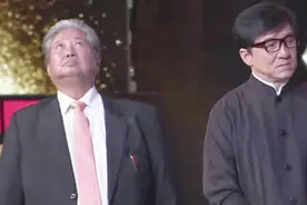 成龙为什么一直叫洪金宝大哥？当年被几十人围住，只有洪金宝帮他视频封面