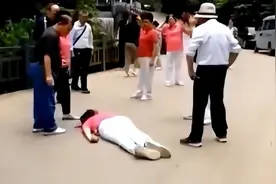 老人玩老鹰捉小鸡被甩飞去世，家属向同行人索赔4万？景区回应视频封面