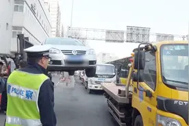 整治违法乱停 在场的罚200元不在场的直接拖走！视频封面