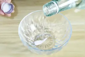 白酒倒着牙膏上，10个人9个不知道，真厉害