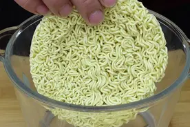 最近方便面这做法火了，吃了20多年，这创意第一次见，上桌比肉香