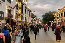 绝美夜景拉萨古城八廓街，民族风情浓郁，吸引无数游人游玩打卡视频封面