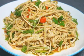 凉拌豆腐丝怎样做才柔软鲜香又有嚼劲，今天教你饭店的做法