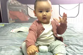 宝宝被剃光头后觉得不帅啦，也不搭理大人，爸爸费尽心思哄娃开心视频封面