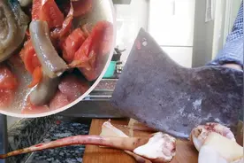 用古董菜刀，斩胡萝卜，切猪尾巴，做个瓦罐清炖胡萝卜猪尾巴视频封面