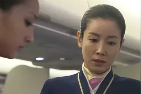 诱惑：飞机起飞前乘客不舒服，空姐却不放在心上，马上就惨了！视频封面