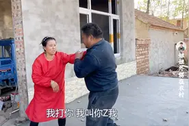 农村老妈习惯性揪耳朵，老爸怀疑生病非拉着去看，场面搞笑又温馨视频封面